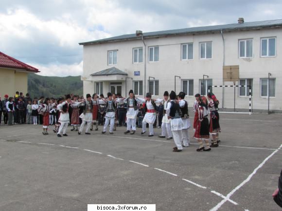 elevii in costum popular la scoala bisoca. scoala bisoca