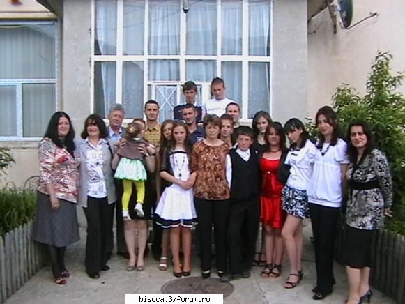 alaturi de cei dragi , scolii bisoca ,promotia 2010 . si cei mici traiesc