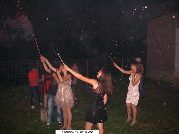 spre final un frumos moment cu artificii . si cei mici traiesc