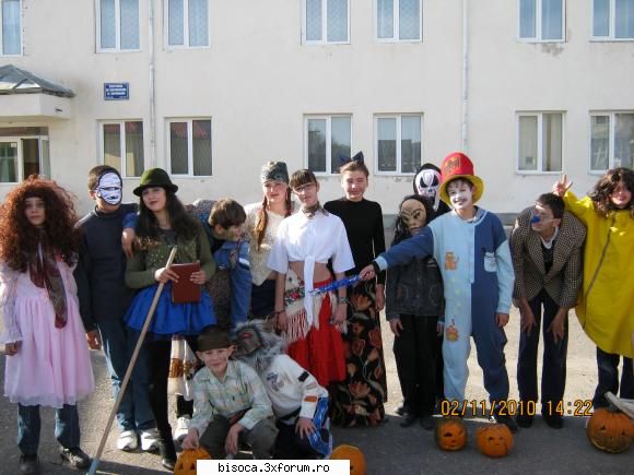 :hi: scoala au facut o de halloween.